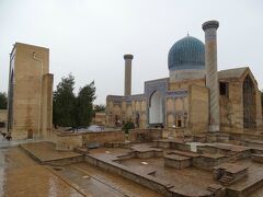 14:40にティムール・アムール廟へ到着。到着する頃に雨がいったん止んだ。