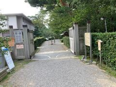 兼六園に着きました。厳密にいえば護国神社に寄ったのですが、もう社務所も閉じて閑散としていました。