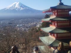 ついにやってきました。
4段くらいのスタンド、長いベンチが置かれていて満員状態です。
この上のほうに行ったほうが良い写真が
撮れると思います。
この展望テラスはインスタ映えで外国人にも人気です。
有名な五重塔の忠霊塔からの富士山の眺めです。
確かに外国からの観光客が多いです。
展望テラスに座って写真を撮っている観光客の
3分の2程度は外国からの観光客のようです。
なんだか私たちが海外旅行に来たような気持に
なります。

私も海外からの観光客にサンドイッチになりながら
富士山を背景にカメラに収まりました。

富士山は麓に霞をたなびかせながら
透き通る快晴の冬空を背景にその秀麗な
姿を惜しみなく見せてくれます。
このような富士山を見るのは生まれて初めてです。
道元の「正法眼蔵」山水経の冒頭に
「而今之山水古仏道現成」という言葉があります。
「今ここで見る山水は仏の姿を現しているのだ。」
という意味だそうですが
富士山が私たち日本人の信仰の対象として崇められる
意味が分かるような気持がしました。