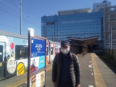 富士山駅に到着しました。
想像していたより大きな駅でした。
左の黒いHIROヒロは日本からイギリスに来た
機関車（英語ではエンジン）です。
各駅はそれぞれの機関車が決まっていて
駅名に描かれていました。
我々も機関車の名前などを少し憶えています。
トーマスが主人公、ゴードン、ジェームス、
パーシー、ヘンリー、などです。
孫たちが小さいときはトーマスに夢中に
なっていましたが今はゲームに夢中です。