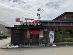 お昼前になりましたので、もりもり寿司へ。店舗面積としてはこぢんまりとした構え、お値段としては高めの設定した強気の営業戦略です。