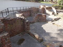 エリスマン邸裏手にある山手80番館遺跡。
ローマなどの古代遺跡跡のようですが、関東大震災で被災したマクガワン夫妻邸の地下室部分の遺構です。