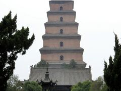 山門を入ると目の前に大雁塔が見えました。
寺の敷地は広いのですが、この日は中国人の観光客で一杯でした。
大雁塔は玄奘がインドから持ち帰った経典や仏像を保管するため、唐の3代皇帝高宗に申し出て建立した塔です。
現在の塔は7層64mの高さですが建築当初は5層で玄奘自ら造営に携わったようです。
最初の塔は表面を磚（煉瓦）で覆っただけの土造りだったため50年で倒壊しました。
そのため武則天（則天武后）の統治時代（701年-705年）に全て磚（煉瓦）で造られた10層の塔が建てられました。しかし明代の1556年に地震で頭頂部が崩落したため現在のような7層の塔に改修されました。
