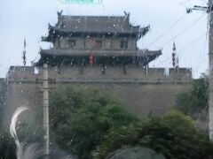 本日の観光を全て終えていよいよ夕食です。
夕食会場は餃子が有名な西安の名店とのこと、中国最後の夕食ですのでいやが上にもバスの中は盛り上がりました。
しかしそれに水を差したのが急に降り出した雨。
大雁塔を観光した時に天候が崩れてきたので一雨降るかなと危惧していましたが、観光が終わるまでは降りませんでした。
そう意味においては良かったのですが、最後まで行天気であって欲しかったですね。
写真は明代城壁の永寧門です。