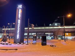 始発列車に乗るために千歳駅へ朝の6時前、駅前の温度計はマイナス17℃だって、極寒です