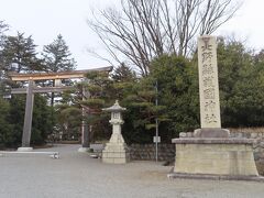 続いて、約30分程歩いて、
長野県護国神社に来ました。

長野縣護國神社は、長野県出身の御英霊を
奉斎する神社です。
約1万坪の広大な敷地内には本殿や社務所だけ
ではなく様々な施設を有し「弓道場」や「結婚式場」は
県内外多くの方に利用していただいております。
美須々の杜の美しい自然に包まれながら、
心静かにお過ごしください。
【ホームページより抜粋】

