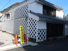 市内にはあちこちにこのようななまこ壁の建物が建っている