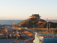 蕪島に建つ蕪嶋神社
ここ蕪島はうみねこの繁殖地として名高いそうです。
２０１５年１１月に蕪嶋神社が火災で焼失。２０２０年再建。