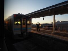 鮫駅15時39分着。
下り列車の運転士さんが手をふってくれていました。