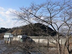 桜の季節が良さそう。
周辺には17件のブドウ農家が一体となった青蓮寺湖観光村が在り、さまざまな種類のブドウが栽培されて、夏から秋にかけて食べ放題のブドウ狩りも出来ます