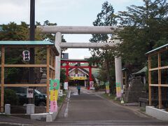 青森市内で行ったことない所に行ってみよう、という事で訪れたのが善知鳥神社。
「うとうじんじゃ」と読むらしく、一見では読めんが「うとう」と打ってみたら変換候補にあった。
漢字検定に出される位のレベルなんですかね。