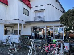 土浦駅から10キロくらい走ると、キャニオンというレストランがあって、今回はここを目的地にしました。
サイクルスタンドもあります(^^)。