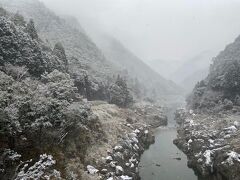 まずは41号線を北上して奥飛騨を目指します。
飛水峡(岐阜県加茂郡七宗町)の雪景色です、まるで水墨画の世界です。