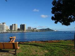 海を見ながら、自分時間を楽しむのもいいですね。

この写真、本当にハワイらしくていい感じ。私もベンチにすわってみたい。