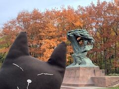 紅葉がとってもキレイなワジェンキ公園へ。
「ショパンの像はアールヌーボー様式って紹介されてるんだけど、そうかにゃあ」
風にゆらぐ柳の木の下にいるショパン像ってどのあたりが、アールヌーボーなのかしらん、と思うんですよねえ。う～む