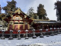 １３００円お支払いして、中に入りました。

上神庫、中神庫、下神庫

祭礼に使う祭具を格納している倉です。
もう、色合いが東照宮！