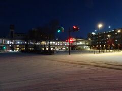 夜のうちに少し雪が降ったみたいです、6日目の朝、秋田駅前は真っ白に変わっていました