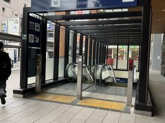 長野電鉄のホームは地下にあります。
駅ビルMIDORIの地下の無印良品の所からも連絡通路が有りますが、一度外に出てからロータリー脇の入口から入るの方が分かりやすいかもしれません。
以前、まだ長野駅が改装する前に初めて長野電鉄に乗った時、ホームが地下だと思っていなかったので、入り口が分からなくて焦った記憶があります。