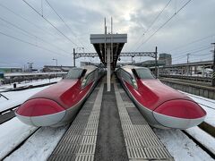 09:47、大曲駅に停車、新幹線で唯一のスイッチバックの駅です、ちょうど東京発秋田行の「こまち1号」と並びました