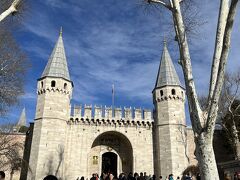 トプカプ宮殿

トプカプ宮殿は、1467年にメーメットⅡ世（Fatih.征服王）によって建てられました。