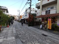 風は強いけれど雨は殆ど止んでいるので、傘を持たずに出発。

ホテルのすぐ前が、『壺屋やちむん通り』の入口です。石畳の道の両側に、壺屋焼の博物館、ショップやカフェが並んでいます。