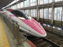 ハローキティ新幹線です。
新大阪駅11:32発→博多駅16:11着の こだま849号として運転されてきました。