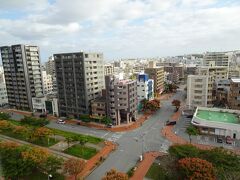 沖縄　那覇2日目のスタートです。今日もお天気は良さそうで良かった！
11階の窓から外を見るとこんな感じでした。
那覇市内に住んでいる方も多いようで、マンションも結構立っていますね。