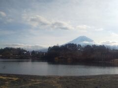 河口湖に降りてきた私たちは今夜宿泊する
河口湖ホテルまでそぞろ歩きで湖畔の散策を
楽しみます。
湖畔の向こうに富士山が見えています。