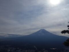 天上山の山頂から見た富士山です。
曇り空を背景にした富士山は墨絵のようで
晴天の時とはまた異なる美しさを見せてくれました。
「山色空朦雨亦奇（さんしょくくうもうとして、あめもまたきなり）」
という蘇軾の「飲湖上初晴後雨（こじょうにいんす、はじめはれ
のちにあめふる）」という詩の通りです。
今日の天気は曇りで良かったかもしれません。