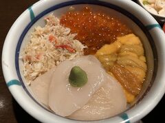 四色丼のミニサイズ。ウニ、イクラ、ホタテ、カニを選びました。