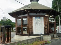 いちはな駅は六角堂のような駅舎。
漢字は「市塙」駅なのね。