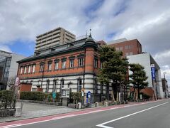 どこに行こう～と探して見つけた赤れんが郷土館（旧秋田銀行本店本館）。
国の重要文化財です。
ルネッサンス様式で、基壇は灰色の男鹿石・１階が磁器白タイル・２階が赤煉瓦という外観。かっこいい。
建築費は当時のお金で約5万円。現在のお金に換算すると約50億円...！