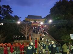 鶴岡八幡宮の境内。長い階段を登ると本殿です。
初詣時期ですが、この時間帯になると、この日はこれぐらいの込み具合でした。