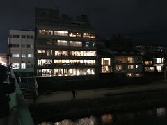 真っ暗な鴨川。