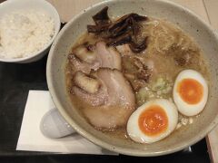 ラーメンストリートの
つじ田　味噌の章で夕食をとる