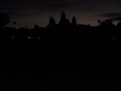 トゥクトゥク駐車場から
１００円ショップの懐中電灯はとても役に立ちました
しばらく誰も歩いていなくて　ここが正しいのか分からず　やっとすれ違った人に　道を尋ねたら　とても親切に教えてくれた