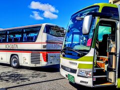 松江しんじ湖温泉駅前のバスターミナルに並ぶ一畑バスと広電バス