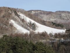 部屋に戻って、ベランダからこの景色も見納めです。
白根山や、草津温泉スキー場が良く見えるのも、このホテルの良さです。
