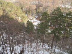 ベランダから下を見れば、雪に覆われた西の河原公園です。