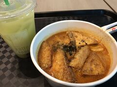 朝7時台にチャンギ国際空港につきました。お腹が空いていたので空港内の飲食店でラクサを。
