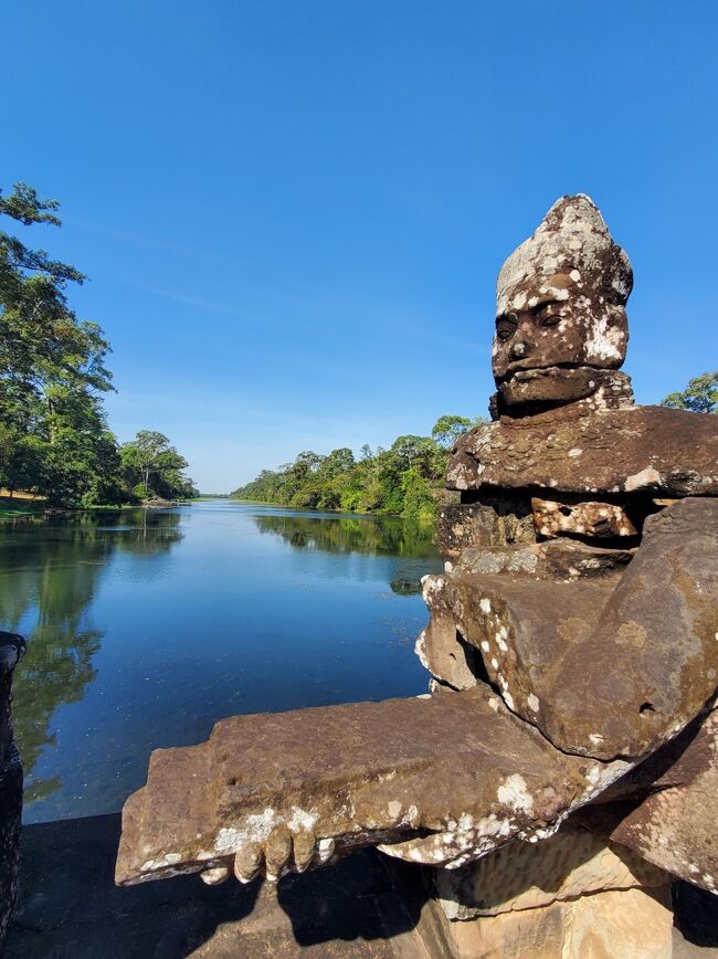 南大門手前の橋は乳海撹拌のモチーフが左右54体合計108つ並んでいます<br />門に向かって右側がアシュラ　左側が神々<br />修復された像は白っぽいのですぐ分かります