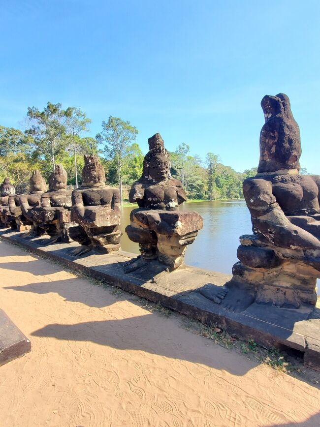 大蛇が風化しています<br /><br />南大門手前を過ぎて　トゥクトゥクに再度乗りました