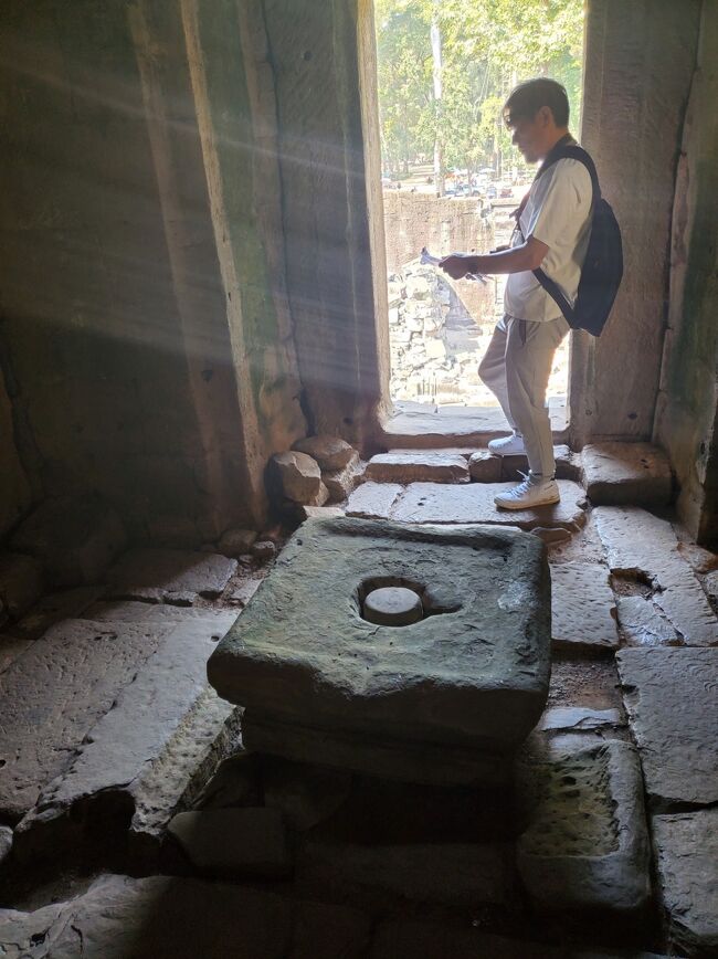 夫　現在地確認してます<br /><br />手前にあるのはリンガ設置のあとかしら？