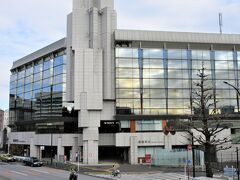 JR信濃町駅（東京都新宿区信濃町）

随分モダンなデザインの駅ビルになっていました。アトレが入っています。
1階にはフランスパンのVIE DE FRANCE、2階にはCAFFE & BARのPRONTOやBURGER KINGがあります。