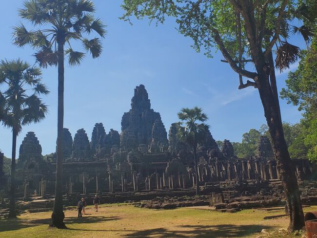 アンコール・トムから像のテラス方向へ移動します<br /><br />トゥクトゥクドライバーさんとは像のテラスを過ぎた駐車場で待ち合わせをしています