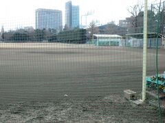 明治神宮外苑 軟式野球場（東京都新宿区霞ヶ丘町）
つば九郎ハウ巣、東京ヤクルトスワローズOfficial Goods Shopつば九郎店、バッティングドームなども、この敷地内にあります。