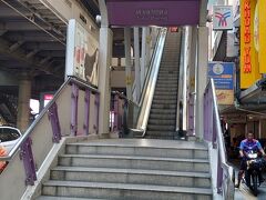 タニヤ通り側からサラデェーン駅に行くと1つだけエスカレーターがあります。