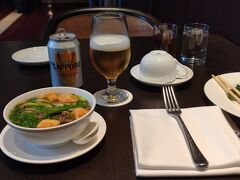 ホテルの朝食ビュッフェが美味しく、お腹いっぱい食べて昼食は要りません。ビールが飲みたくなり注文しました。私の好きなサッポロビールでさらにご機嫌です。ハロン湾行きのバスは午前10時なのでゆっくり食事して、タクシーで旧市街にある乗車場所に向かいました。