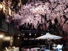 ツアーの出発地点は、鍾乳洞内の「ケイブカフェ」です。
（ツアー参加者限定で利用可能ですが、コーヒー500円です）
結婚式やライブ等も行われるそうです。
