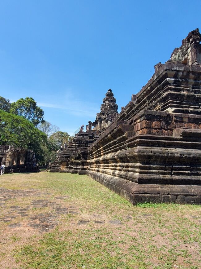 ミルフィーユーみたい<br />バプーオン遺跡はアンコール・ワットよりもずっと古い１０世紀終わりの時期に建設されました<br />バプーオンとは隠し子という意味で　クメール王子を隠したという伝説から名付けられたそうです